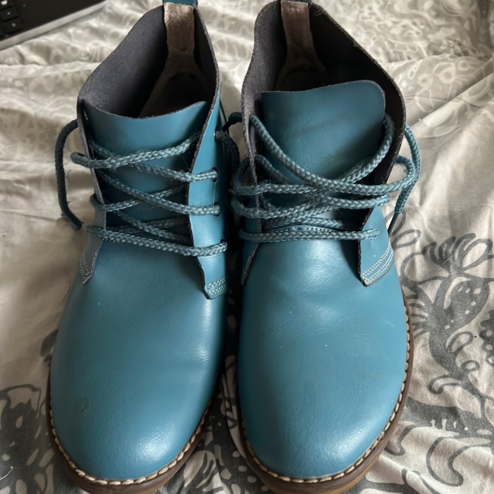 Size 10 woman’s blue leather desert boots